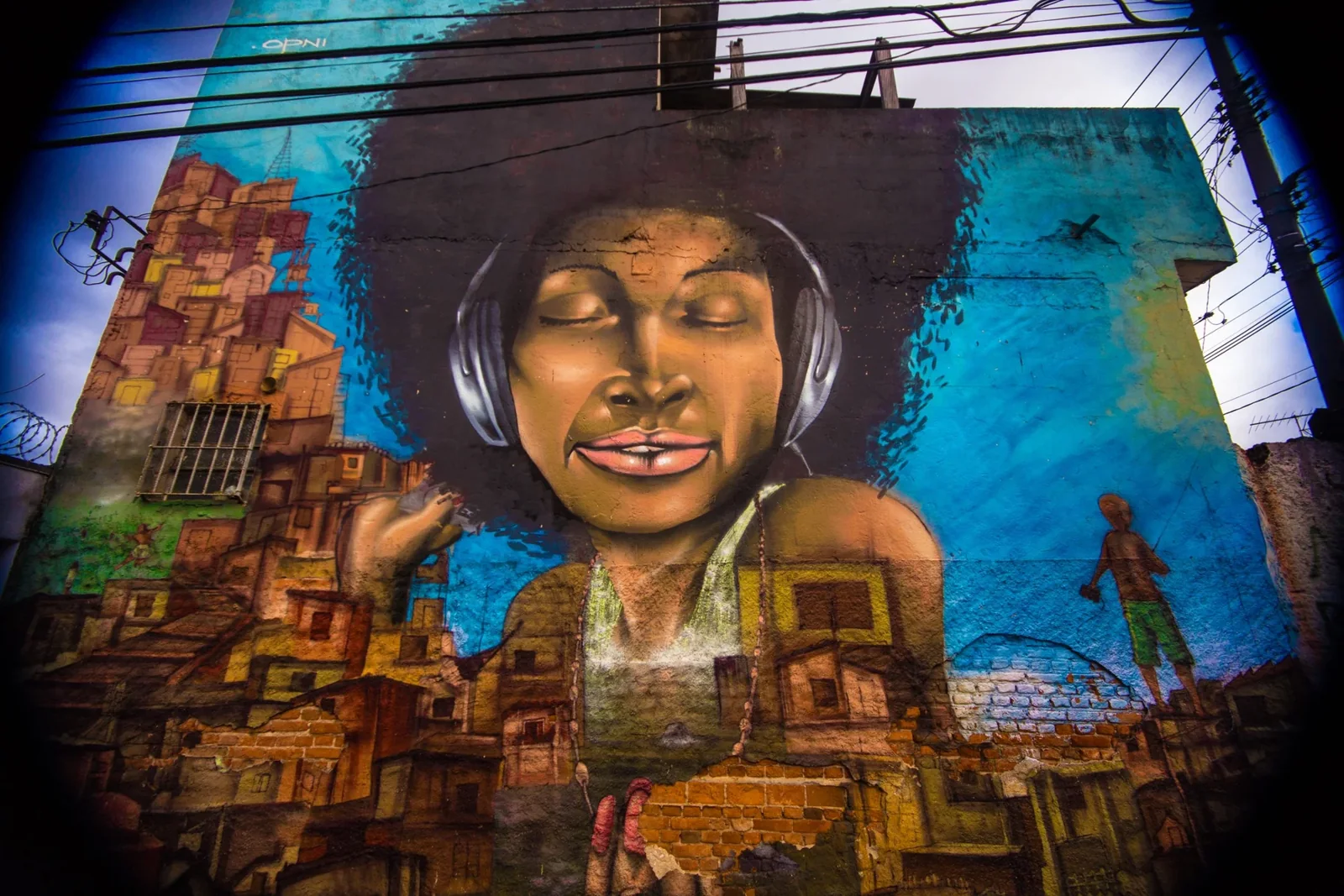Retrato feminino em mural na fachada de uma casa