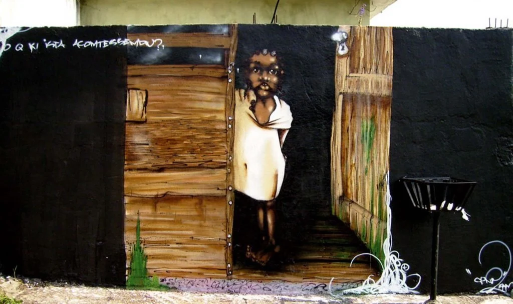 Pintura de menino em pé junto a uma porta de madeira