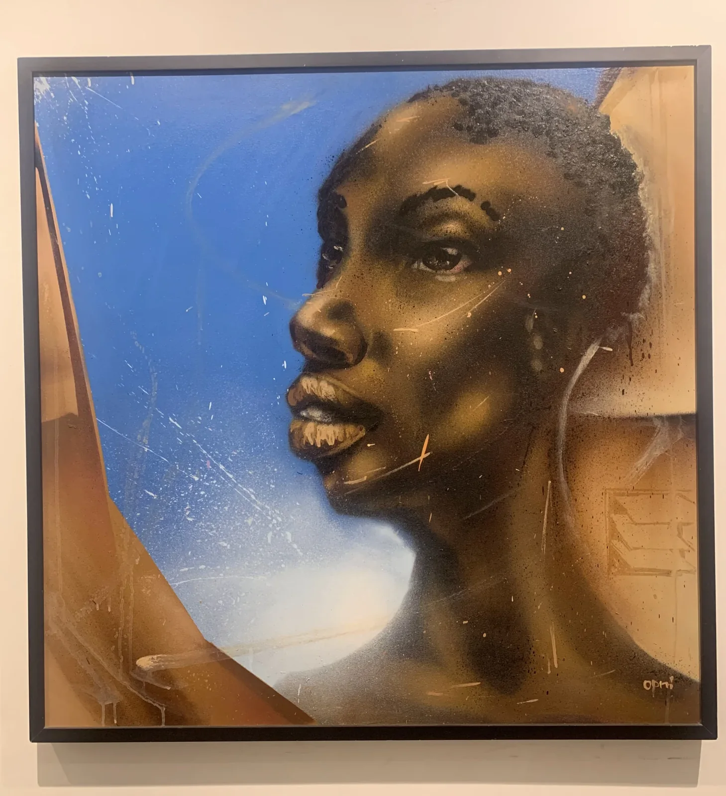 Obra sobre tela com perfil de figura humana em fundo azul