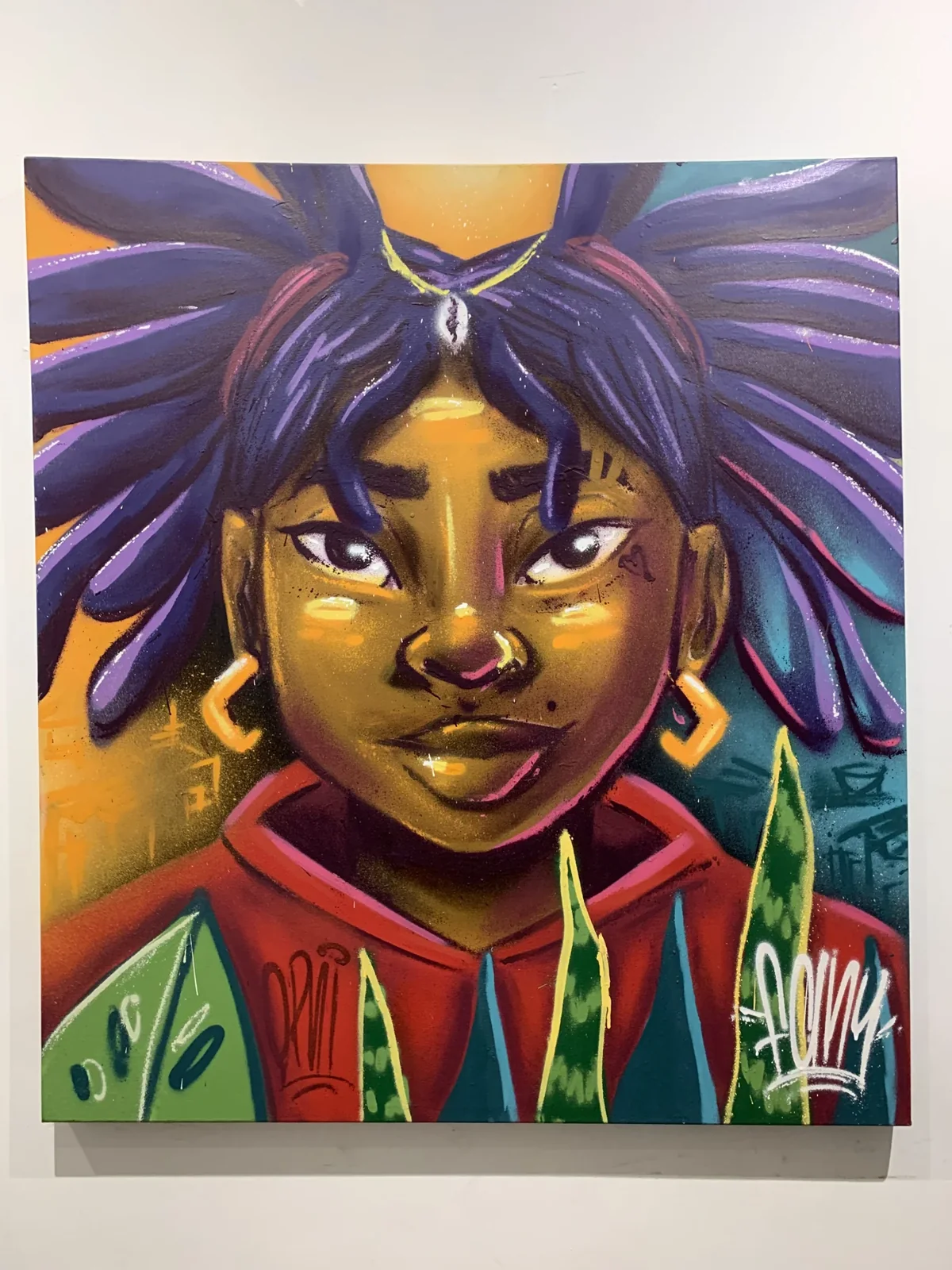 Obra sobre tela com personagem de cabelos violetas e vestimentas coloridas