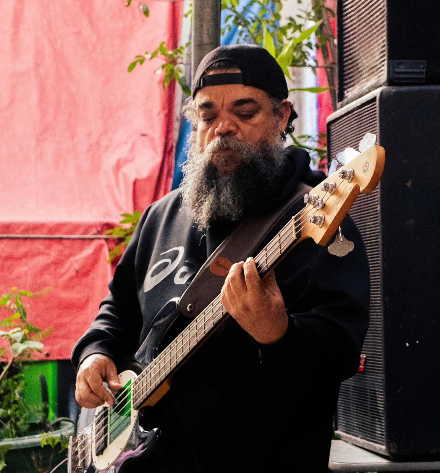 Músico toca baixo elétrico em apresentação cultural