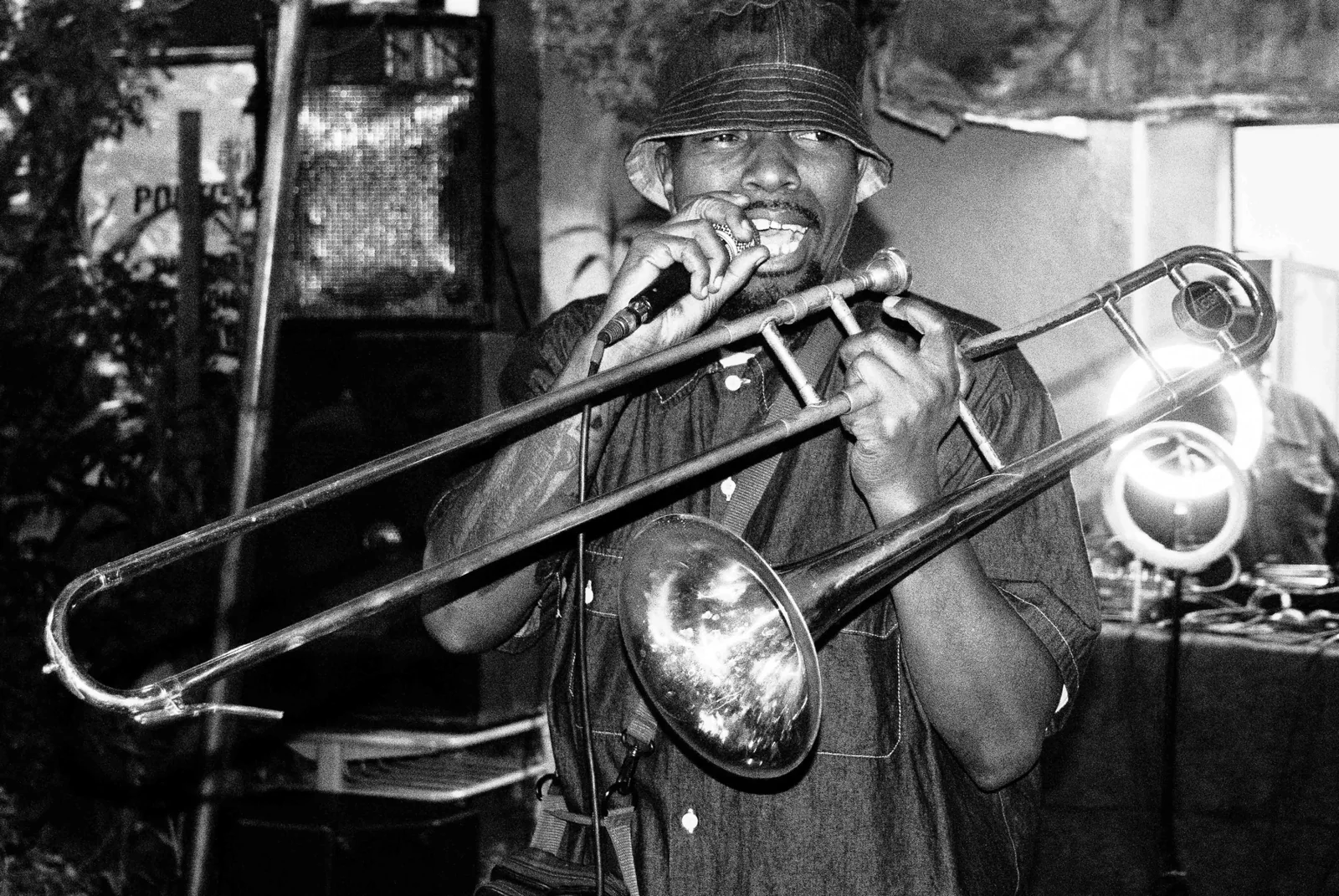 Registro em preto e branco de músico tocando trombone